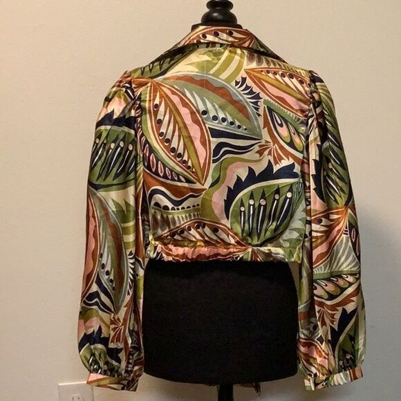 Truth Women’s large balloon puff sleeve hook/ loop closure tie front cropped top - Picture 6 of 16